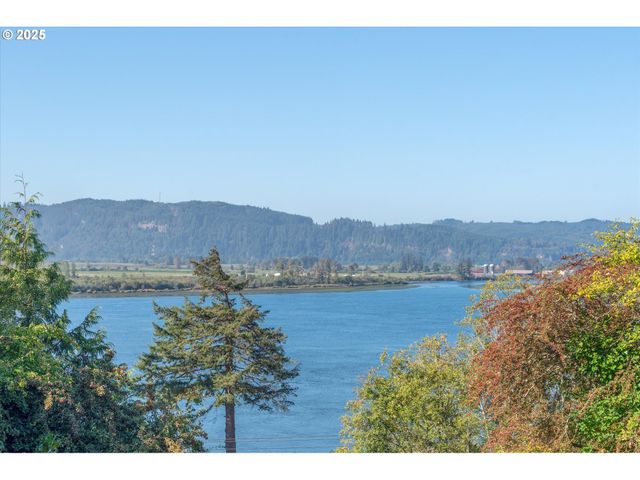 380 COLUMBIA St, Cathlamet, WA 98612