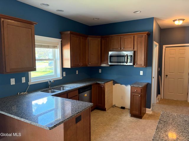 11 Highland View Avenue, East Greenbush, NY 12144