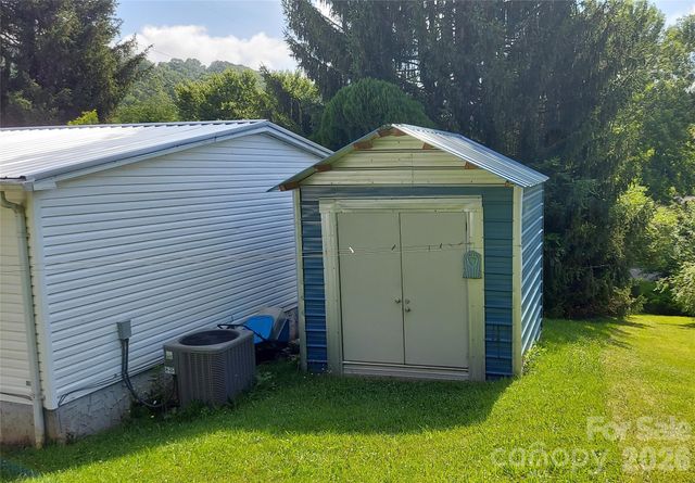 46 Larkspur Lane, Canton, NC 28716