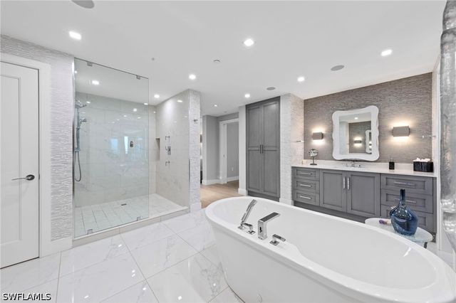 13915 Old Coast RD 1706, Naples, FL 34110