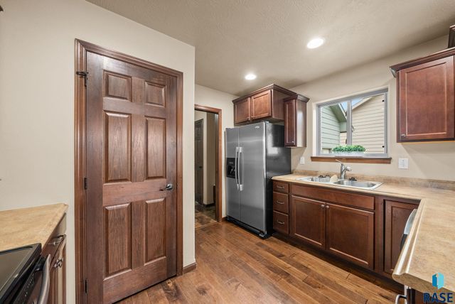 3808 E 52nd St, Sioux Falls, SD 57103