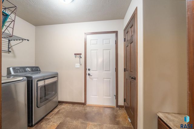 3808 E 52nd St, Sioux Falls, SD 57103