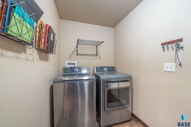3808 E 52nd St, Sioux Falls, SD 57103