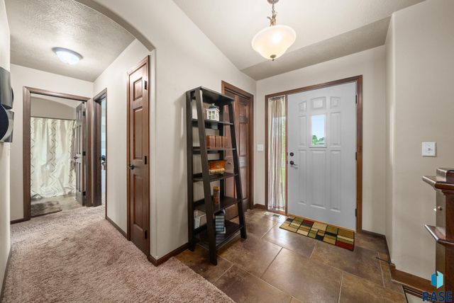 3808 E 52nd St, Sioux Falls, SD 57103