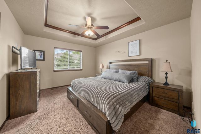 3808 E 52nd St, Sioux Falls, SD 57103