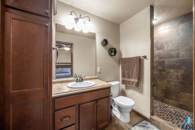 3808 E 52nd St, Sioux Falls, SD 57103