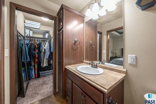 3808 E 52nd St, Sioux Falls, SD 57103