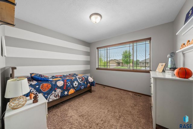 3808 E 52nd St, Sioux Falls, SD 57103