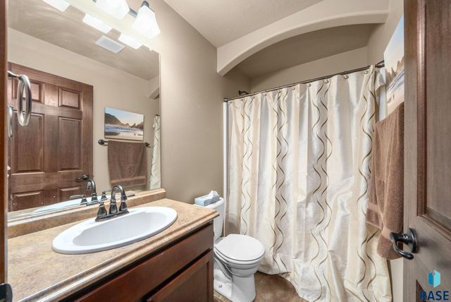 3808 E 52nd St, Sioux Falls, SD 57103