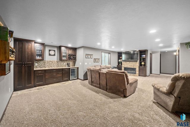 3808 E 52nd St, Sioux Falls, SD 57103