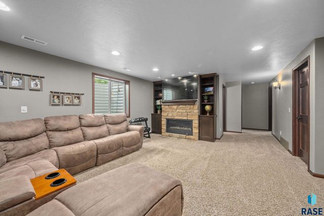 3808 E 52nd St, Sioux Falls, SD 57103