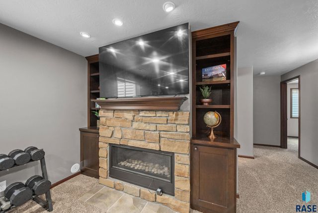 3808 E 52nd St, Sioux Falls, SD 57103