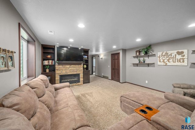 3808 E 52nd St, Sioux Falls, SD 57103