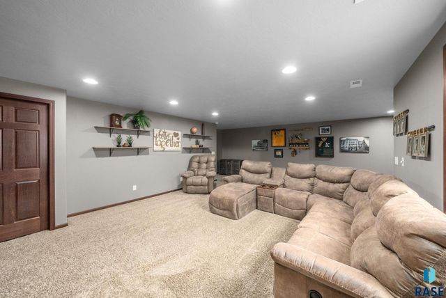 3808 E 52nd St, Sioux Falls, SD 57103