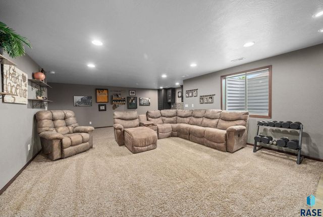 3808 E 52nd St, Sioux Falls, SD 57103