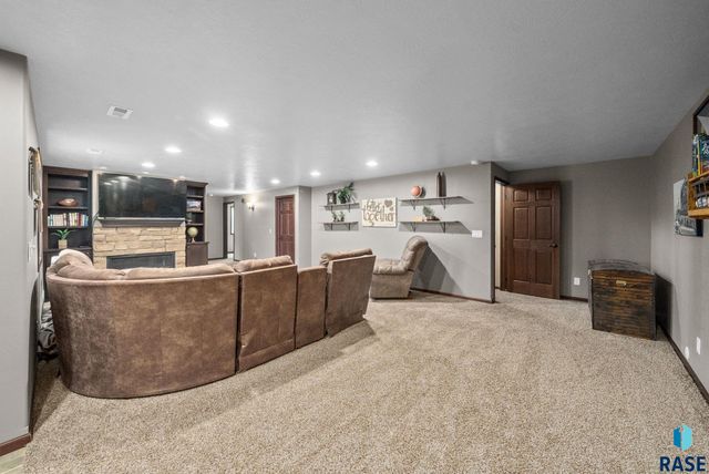3808 E 52nd St, Sioux Falls, SD 57103