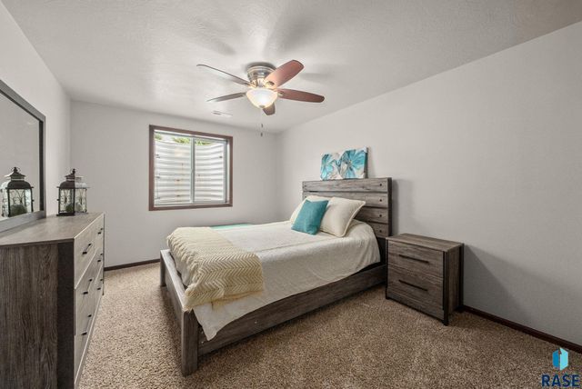 3808 E 52nd St, Sioux Falls, SD 57103