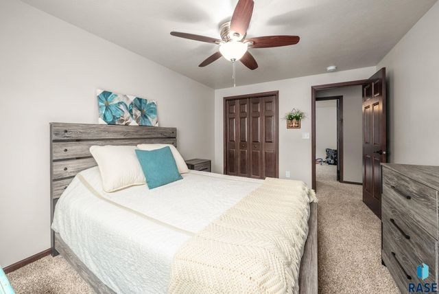 3808 E 52nd St, Sioux Falls, SD 57103