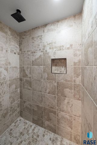 3808 E 52nd St, Sioux Falls, SD 57103