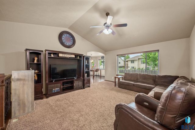 3808 E 52nd St, Sioux Falls, SD 57103