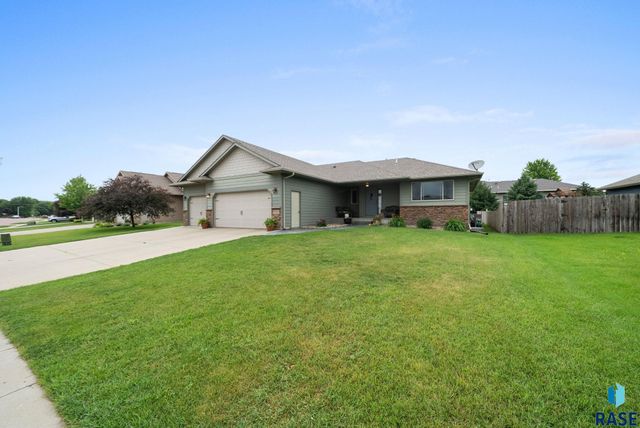 3808 E 52nd St, Sioux Falls, SD 57103