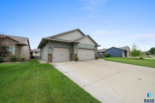 3808 E 52nd St, Sioux Falls, SD 57103