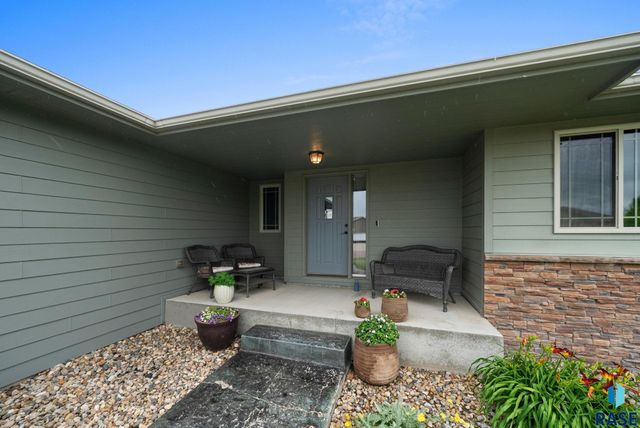 3808 E 52nd St, Sioux Falls, SD 57103