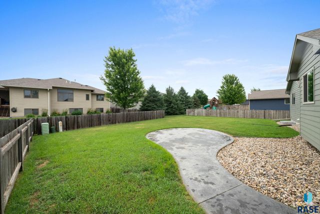 3808 E 52nd St, Sioux Falls, SD 57103
