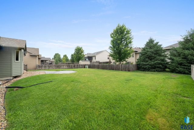 3808 E 52nd St, Sioux Falls, SD 57103