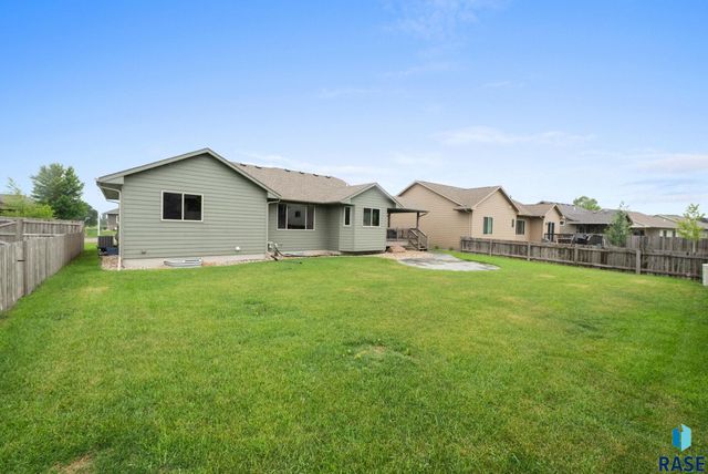 3808 E 52nd St, Sioux Falls, SD 57103