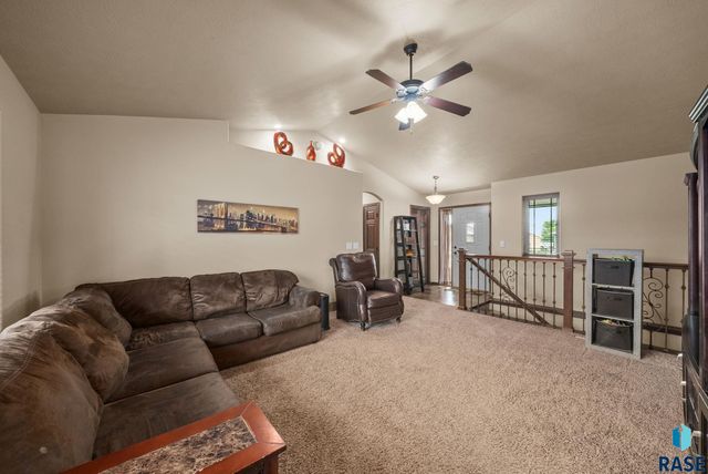 3808 E 52nd St, Sioux Falls, SD 57103