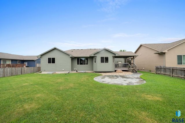 3808 E 52nd St, Sioux Falls, SD 57103