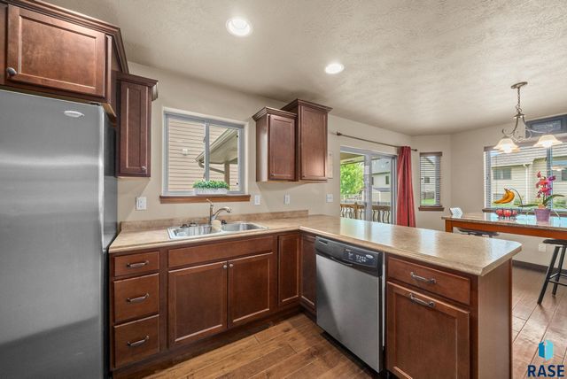 3808 E 52nd St, Sioux Falls, SD 57103