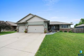 3808 E 52nd St, Sioux Falls, SD 57103