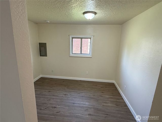 1216 N 1ST Avenue, Kelso, WA 98626