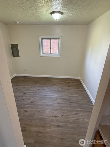 1216 N 1ST Avenue, Kelso, WA 98626