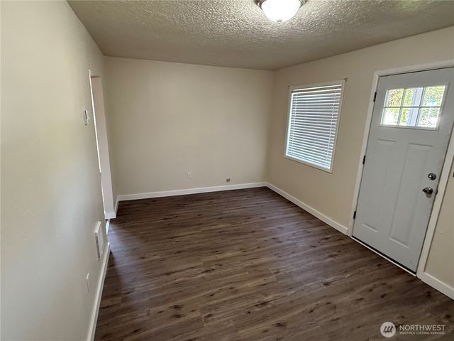 1216 N 1ST Avenue, Kelso, WA 98626