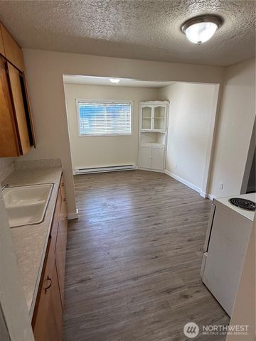 1216 N 1ST Avenue, Kelso, WA 98626