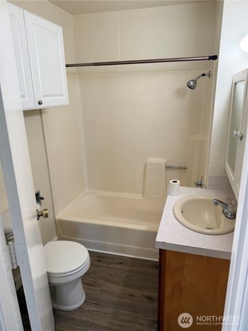 1216 N 1ST Avenue, Kelso, WA 98626