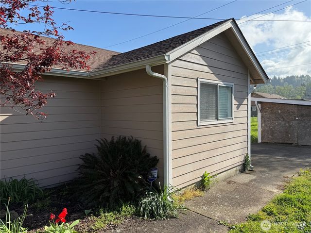 1216 N 1ST Avenue, Kelso, WA 98626