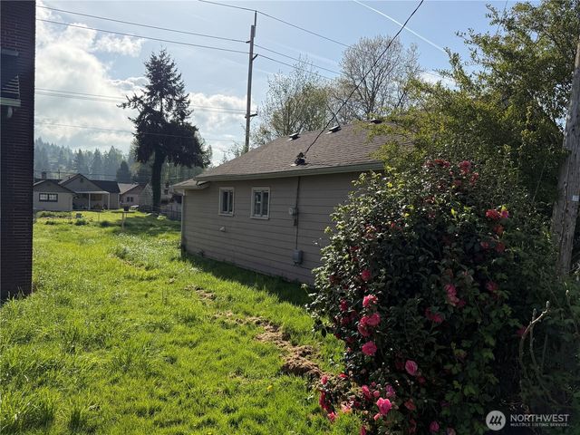 1216 N 1ST Avenue, Kelso, WA 98626