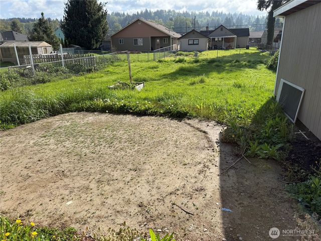 1216 N 1ST Avenue, Kelso, WA 98626