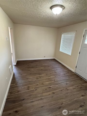 1216 N 1ST Avenue, Kelso, WA 98626