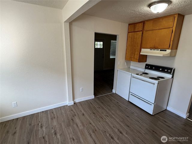 1216 N 1ST Avenue, Kelso, WA 98626
