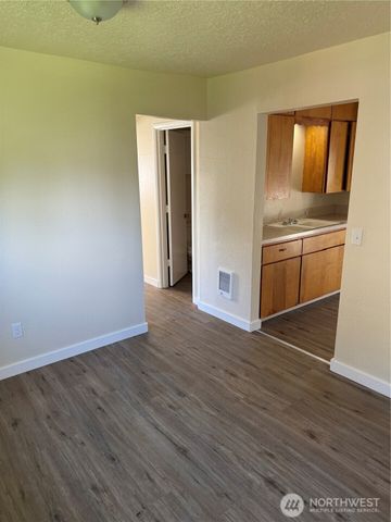 1216 N 1ST Avenue, Kelso, WA 98626