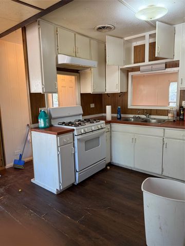 122 Pawnee CT, Smithville, TX 78957