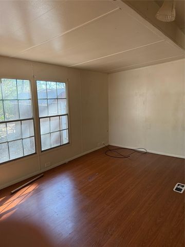 122 Pawnee CT, Smithville, TX 78957