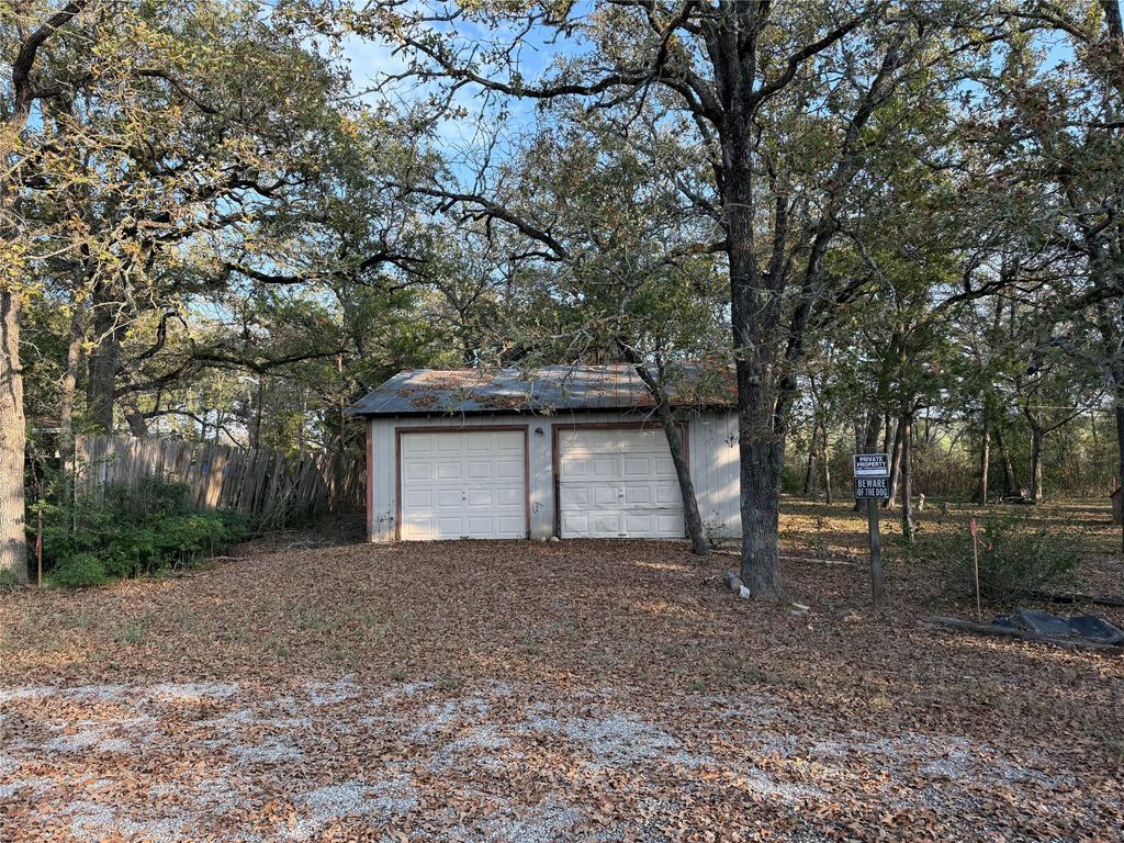 122 Pawnee CT, Smithville, TX 78957