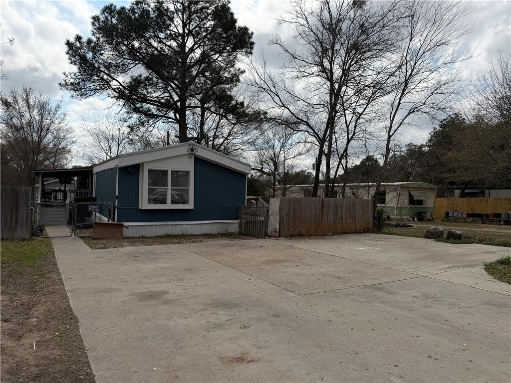 2207 Emerald Drive, Bryan, TX 77803