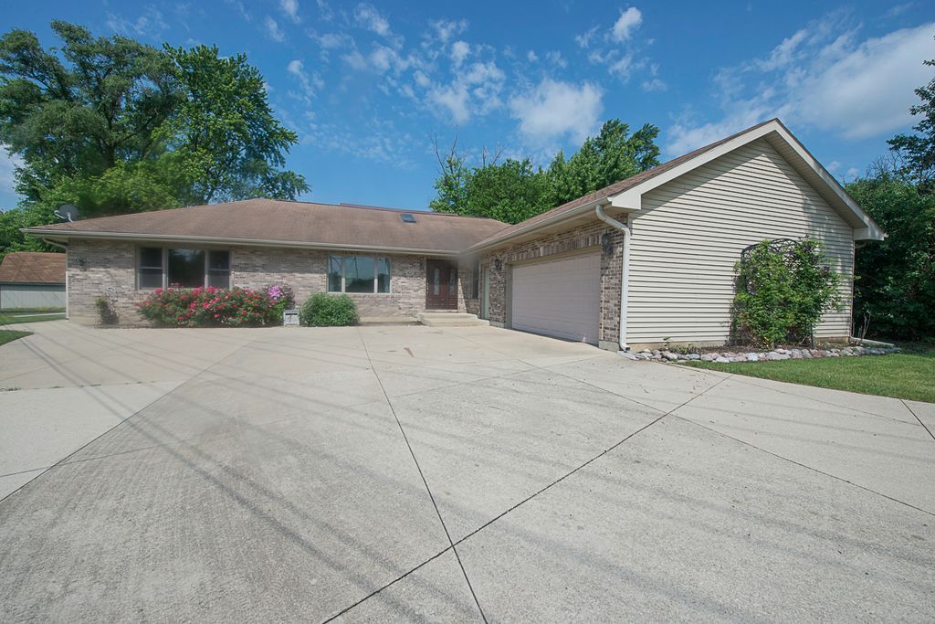 422 Beverly Avenue, Addison, IL 60101